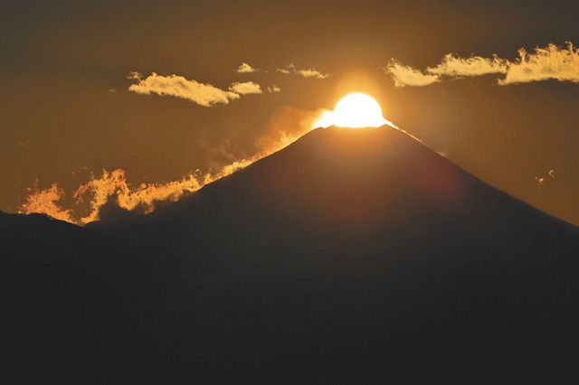 富士山頂と太陽が重なる「ダイヤモンド富士」＝１８日、八王子市の高尾山展望台で、樋口徹さん撮影 