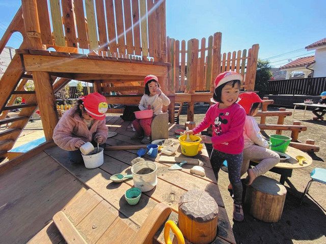 木の園庭遊具で遊ぶ羽村まつの木保育園の子どもたち（菅原和利さん提供)

