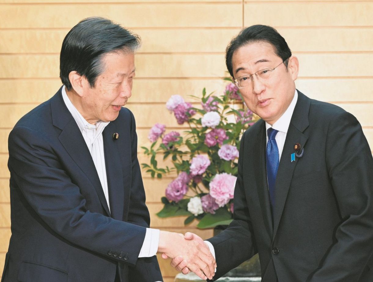 5月31日、会談を前に握手する岸田首相（右）と公明党の山口代表