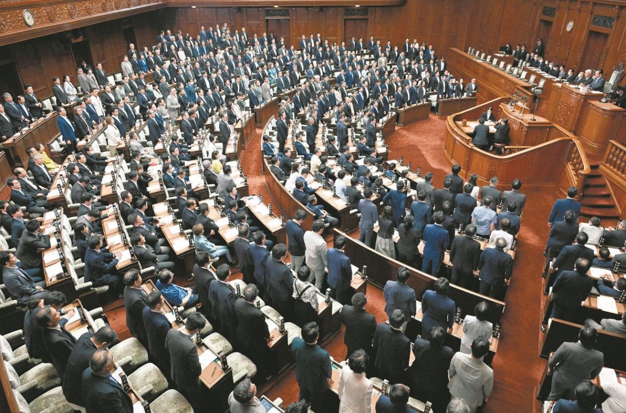 6日、自民党が再提出した政治資金規正法を可決した衆院本会議