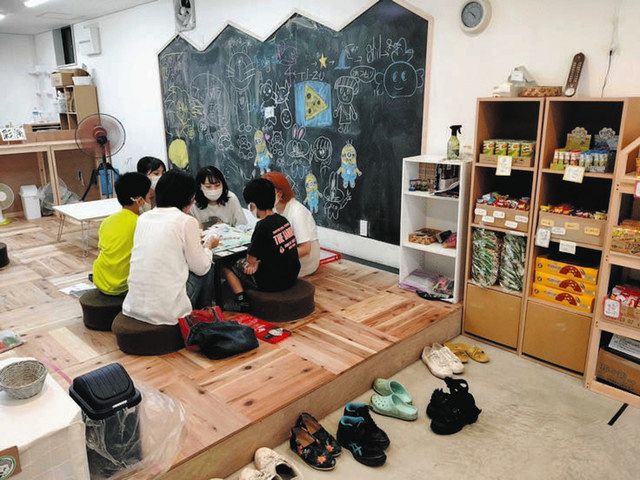 駄菓子屋奥のスペースには学生ボランティアが常駐しており、子どもが自由に遊ぶことができる＝いずれも足立区で（Ｃｈａｎｃｅ　Ｆｏｒ　Ａｌｌ提供）
