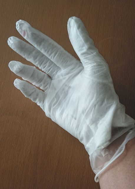 女性は利用者宅で手袋を二重にする＝関東地方で（本人提供）
