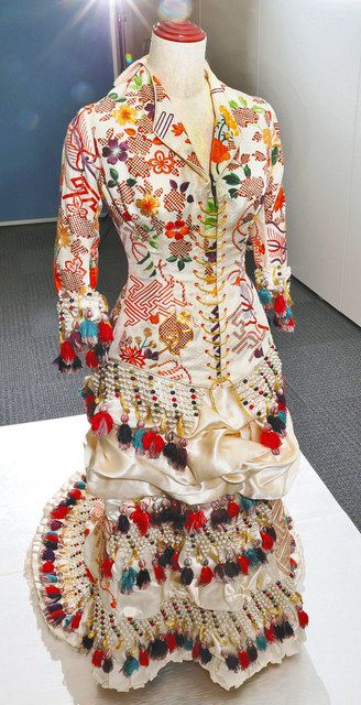 修復時に試作された小袖夜会服のレプリカ＝大妻女子大博物館蔵
