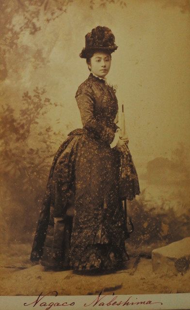 「鹿鳴館の華」の一人とされた鍋島栄子の洋装写真。直筆のサインが記されている＝聖心女子大史学研究室蔵