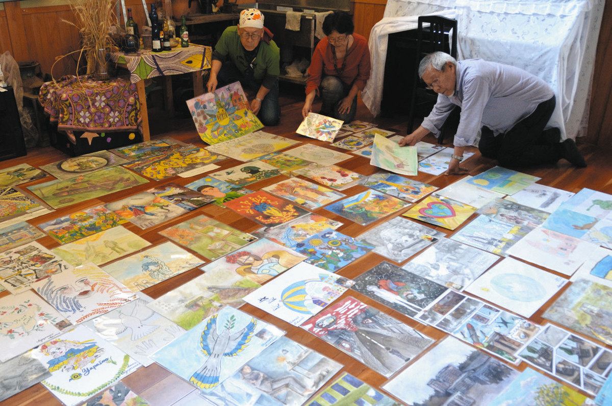 赤い涙を流す少女の絵…「心の叫び」受け止めて ウクライナの子どもたち