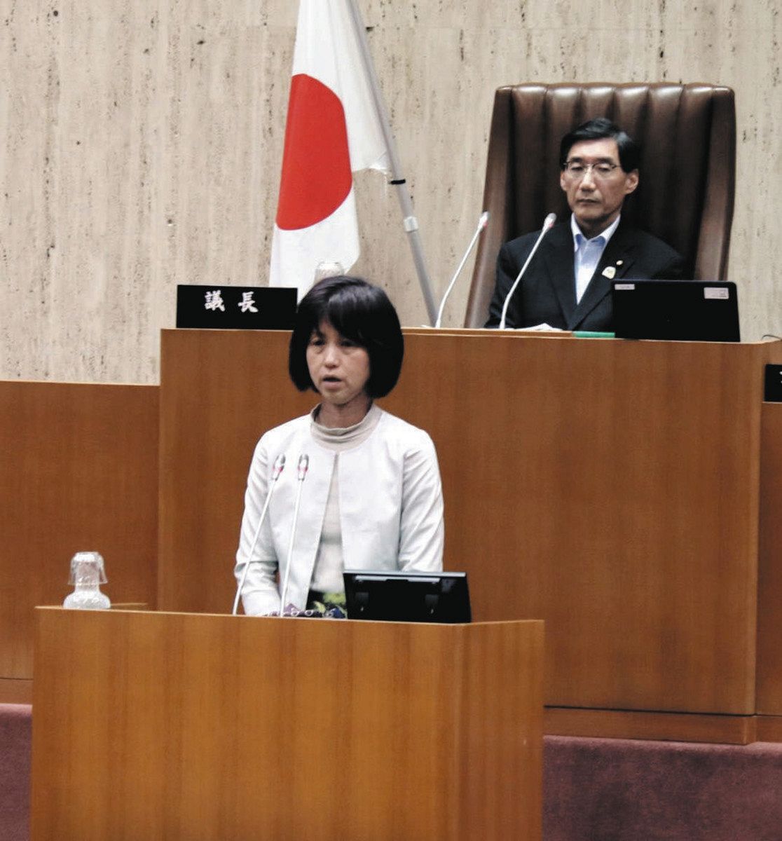 懲罰動議に対する弁明で、発言を撤回・謝罪した外山麻貴議員＝朝霞市議会で 
