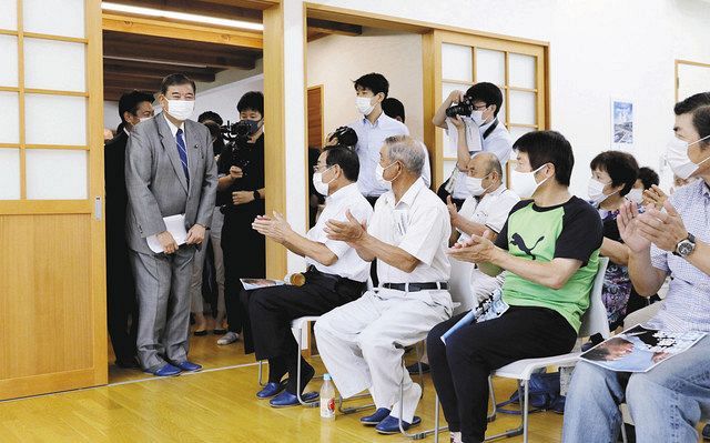 震災被災者との懇談のため、宮城県岩沼市を訪れた自民党の石破元幹事長（左端）＝１０日午後 