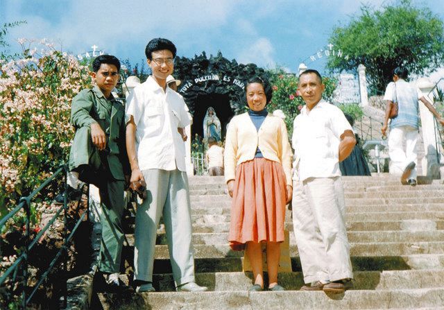 １９５９年、ボランティアの仲間と。左から２人目が木村利人さん＝フィリピンで（本人提供）