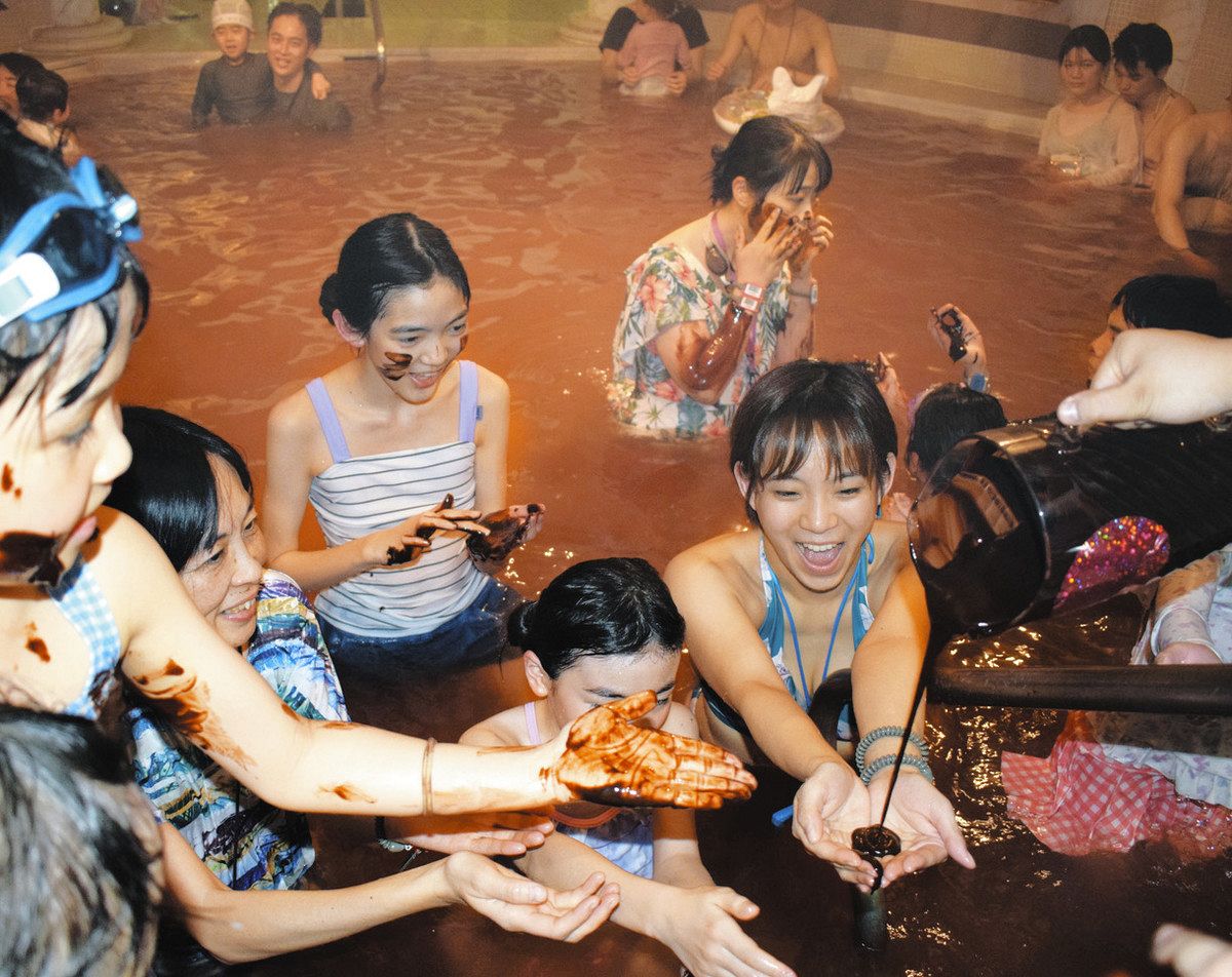 中国 女子小学生 お風呂 箱根ユネッサン 不二家「チョコまみれ」とコラボでチョコレート風呂 ：東京新聞デジタル