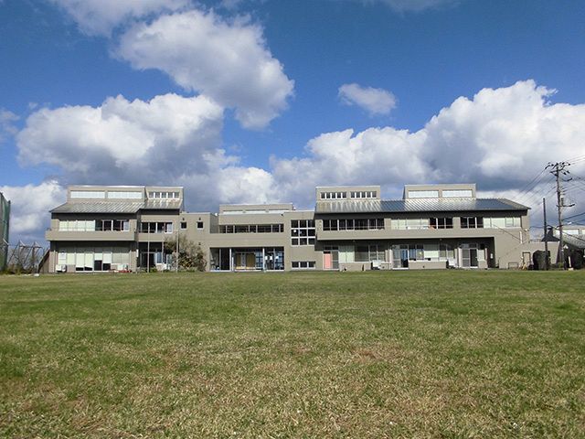 青空の下の青ケ島小中学校校舎。小学校も併設されている（写真は学校提供）