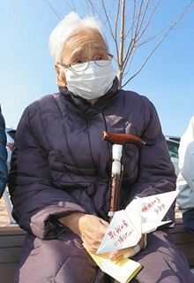 大熊町役場で行われた「復興のつどい」で、折り鶴に「早く我が家に帰りたい」とつづった横田トメ子さん