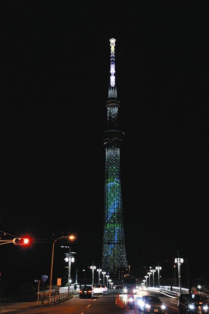 東京スカイツリーにともされた鎌倉彩賀さんのライトアップデザイン＝台東区浅草６で