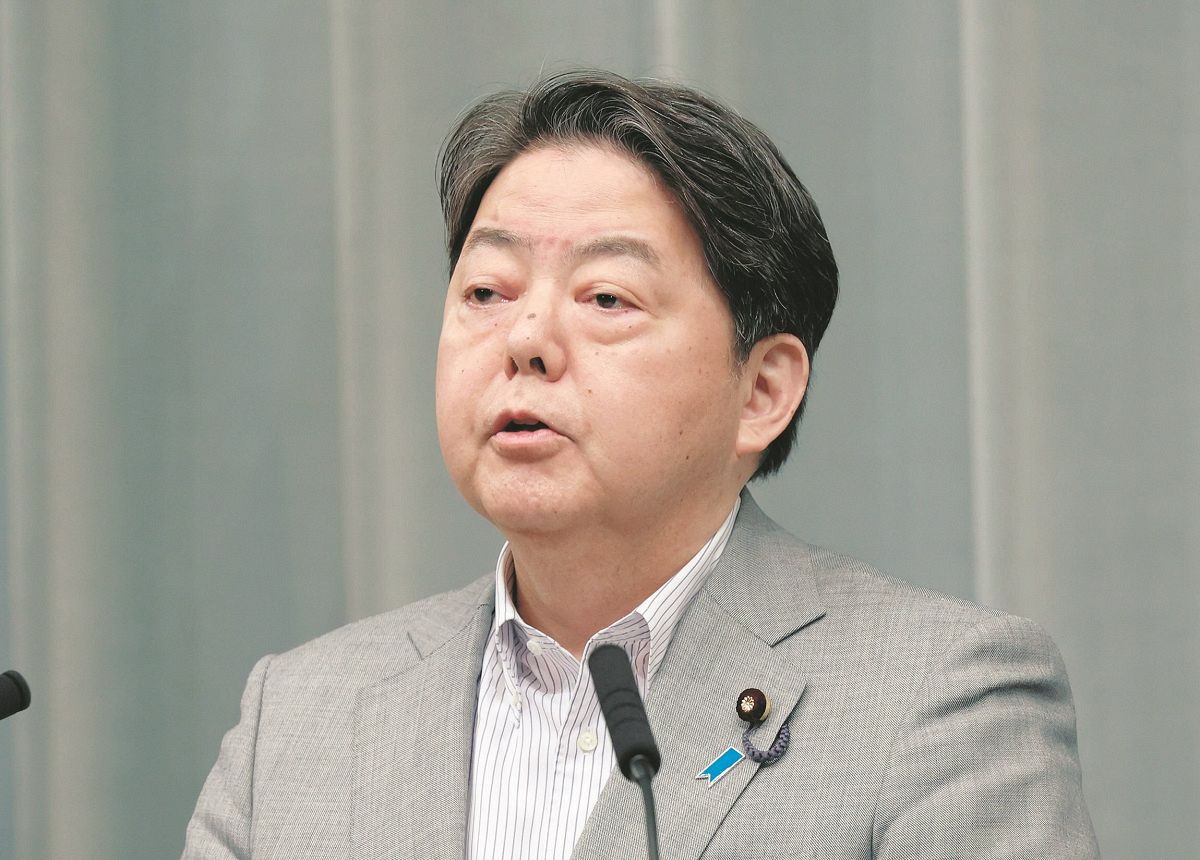 記者会見する林官房長官=首相官邸で