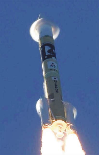 ＵＡＥの火星探査機「ＨＯＰＥ」を載せ、打ち上げられるＨ２Ａロケット４２号機。急上昇により先端部にリング状の雲が現れた＝２０日午前６時５８分、鹿児島県の種子島宇宙センターで（共同）