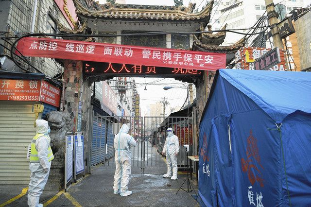 感染対策のため封鎖された居住区＝３日、中国陝西省西安市（共同）