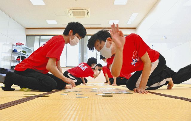 練習をする暁星高校競技かるた部の部員たち＝いずれも千代田区で