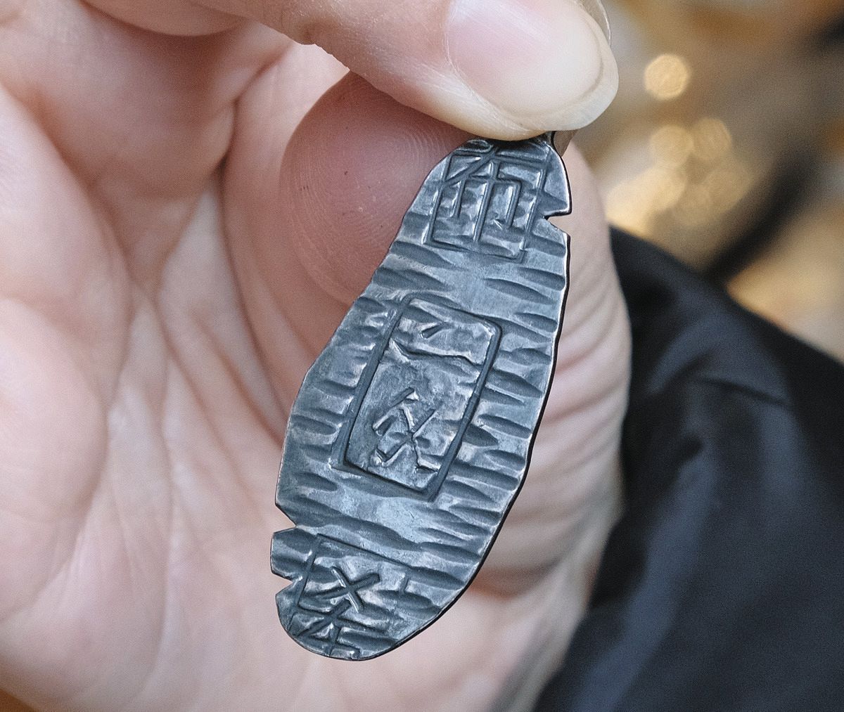 江戸時代に扱われた、かつお節形商品券のレプリカ＝東京都中央区のにんべん日本橋本店で（坂本亜由理撮影）
