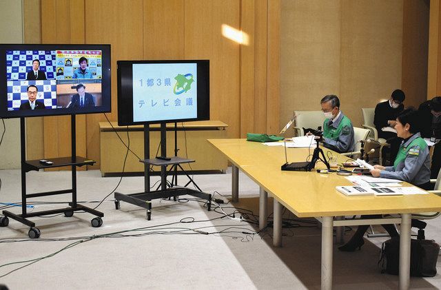 ３県知事とのテレビ会議に臨む小池百合子東京都知事（右）＝２９日、都庁で