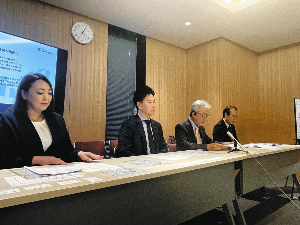 医療機関と求職者を結ぶサービスについて説明する岡野会長（右から2人目）＝市役所で 