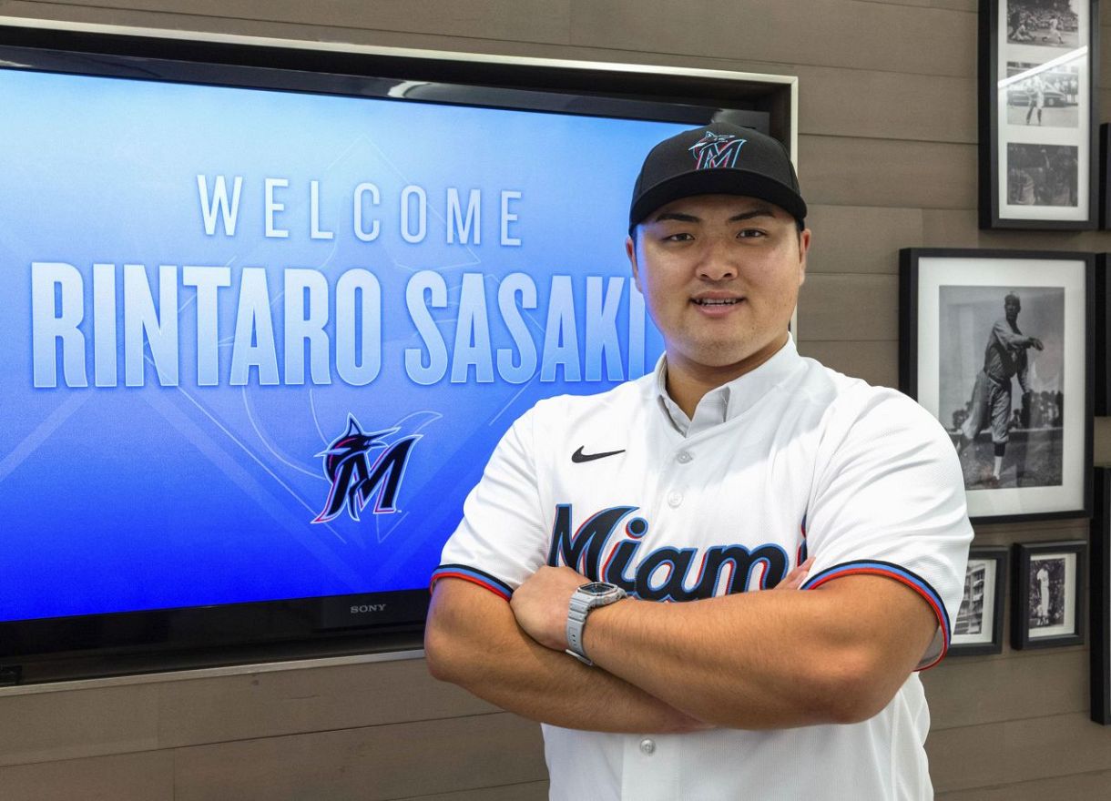 　マーリンズと契約を結び、記念撮影する佐々木麟太郎＝２０日、マイアミ（球団提供・共同）