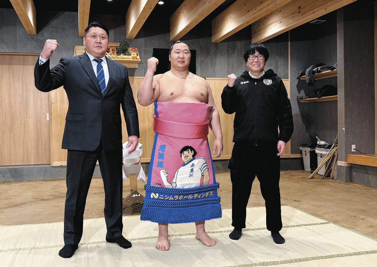 翼くんが土俵入り 作者監修の化粧まわし、旭海雄関へ 葛飾の大島部屋で