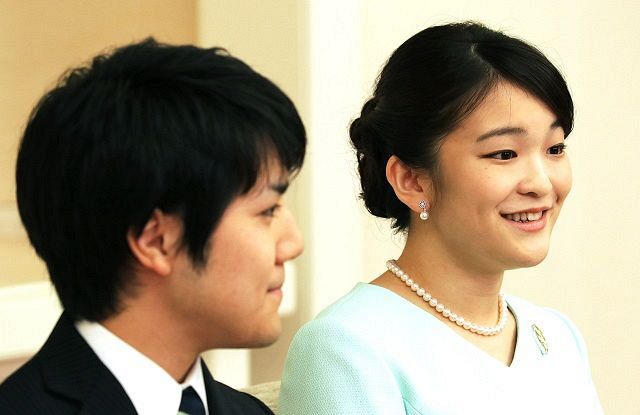婚約が内定し、記者会見される秋篠宮家の長女眞子さまと小室圭さん＝２０１７年９月３日、東京・元赤坂の赤坂東邸で
