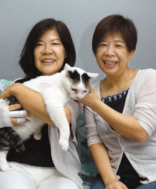 ペット防災の大切さを訴える山下さん（左）と元山さん姉妹＝いずれも草加市で
