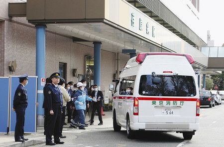 中国・武漢から帰国した邦人を乗せて荏原病院に到着した救急車＝大田区で
