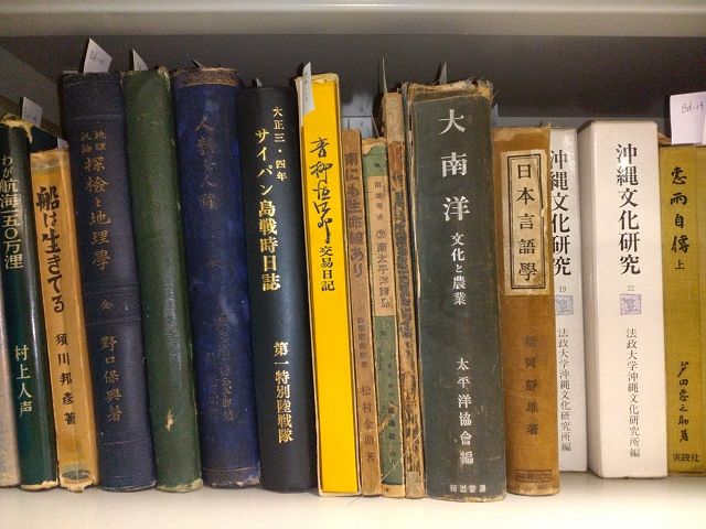 中央の黄色い背表紙が『青柳徳四郎交易日記』＝東京・青山のアジア太平洋資料室で