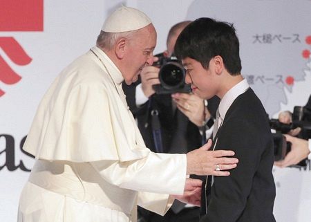 東日本大震災被災者との集いで、スピーチを終えた福島の高校２年鴨下全生さん（中央右）と抱擁するローマ教皇フランシスコ