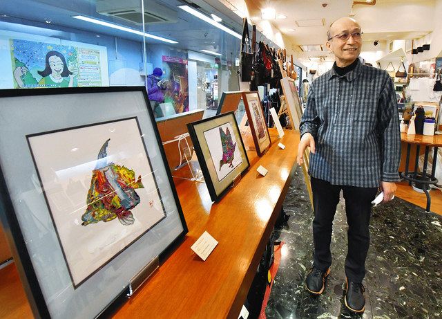 中野ブロードウェイ商店街では振興組合の青木武理事長のかばん店に作品を展示
