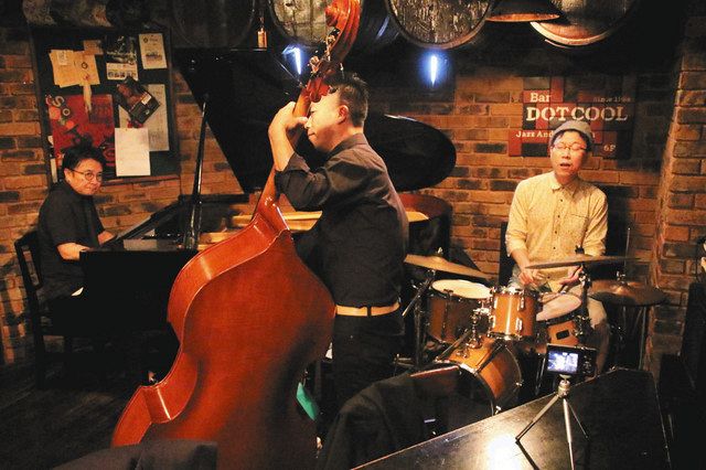 「視聴者の気持ちが癒やされるように」との思いを込めてスイングする林三景さん（左）らＴｈｅ　Ｔｅｎｎｇ　Ｂａｎｄのメンバー＝静岡市葵区で 