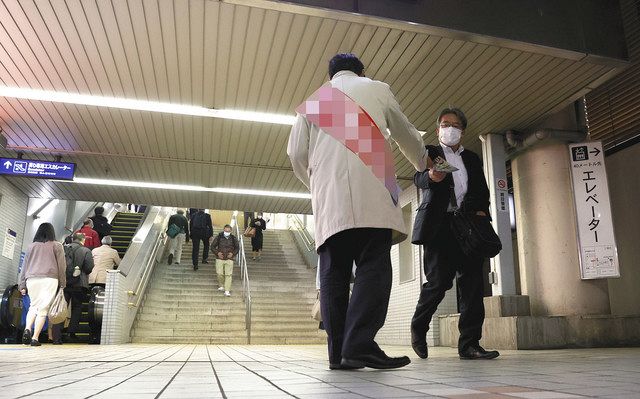 通行人にちらしを渡し、支持を訴える候補者（一部画像処理）＝いずれも２０２１年１０月２５日、東京都品川区で