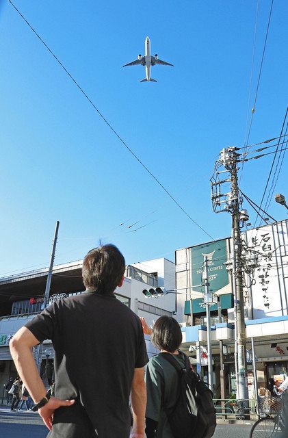 羽田空港の新飛行ルートで大井町駅周辺上空を飛行する航空機