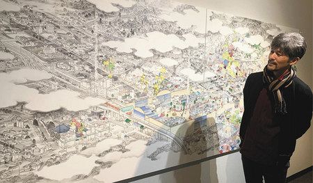 桐生の街を元に描いた「ショッピングモール」と山口晃さん＝いずれも桐生市の大川美術館で