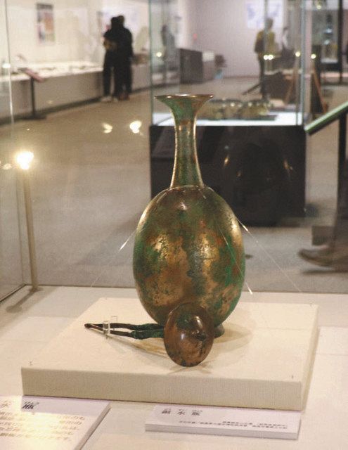 展示している出土品の銅水瓶＝いずれも高崎市で