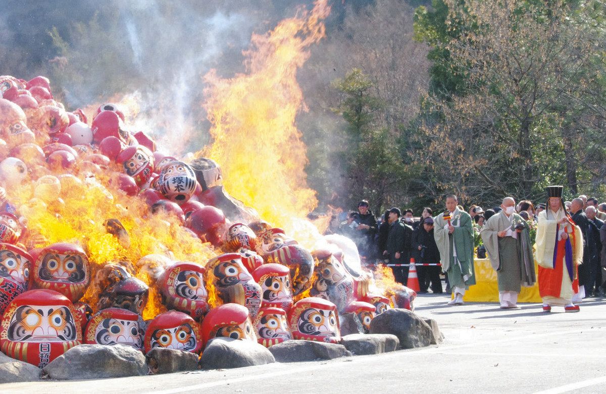 燃え上がる だるまの山 無病息災願って供養 高崎・少林山達磨寺：東京