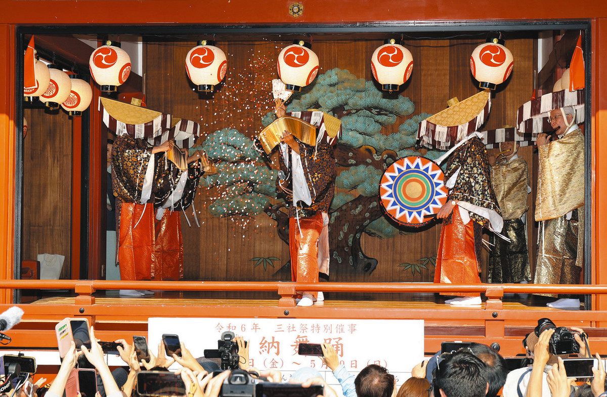 浅草神社の三社祭 びんざさら舞奉納 盛り上げムード 神輿渡御へ組み立て進む：東京新聞 TOKYO Web