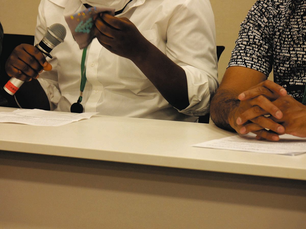 「子どもの未来を奪わないで」と涙を流すアフリカ人女性（左）＝東京都内で