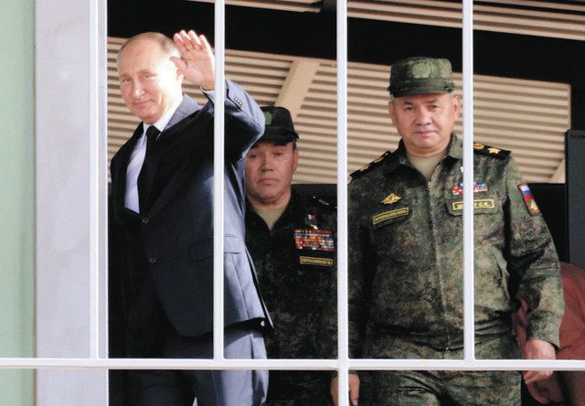 ロシア・アストラハン州で２０２０年９月、軍事演習を視察する（右から）ショイグ国防相、ゲラシモフ参謀総長、プーチン大統領。この３人が核兵器の発射ボタンを押す権限を持つとされる