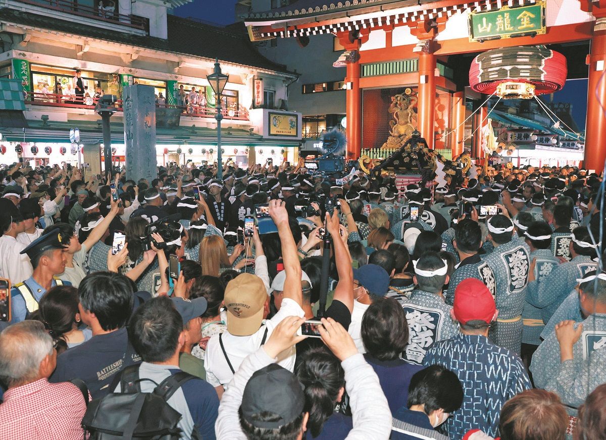 三社祭を写真と動画で 4年ぶりの本格開催 街には声が響き、熱気に包