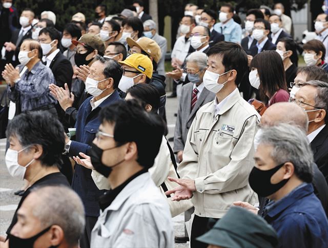 衆院選が公示され、街頭演説に耳を傾ける有権者ら＝１９日午前、長崎市で（共同）