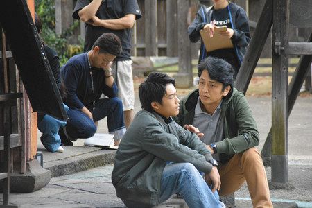 太田市出身の俳優岡田浩暉さん（右）も父親役で出演