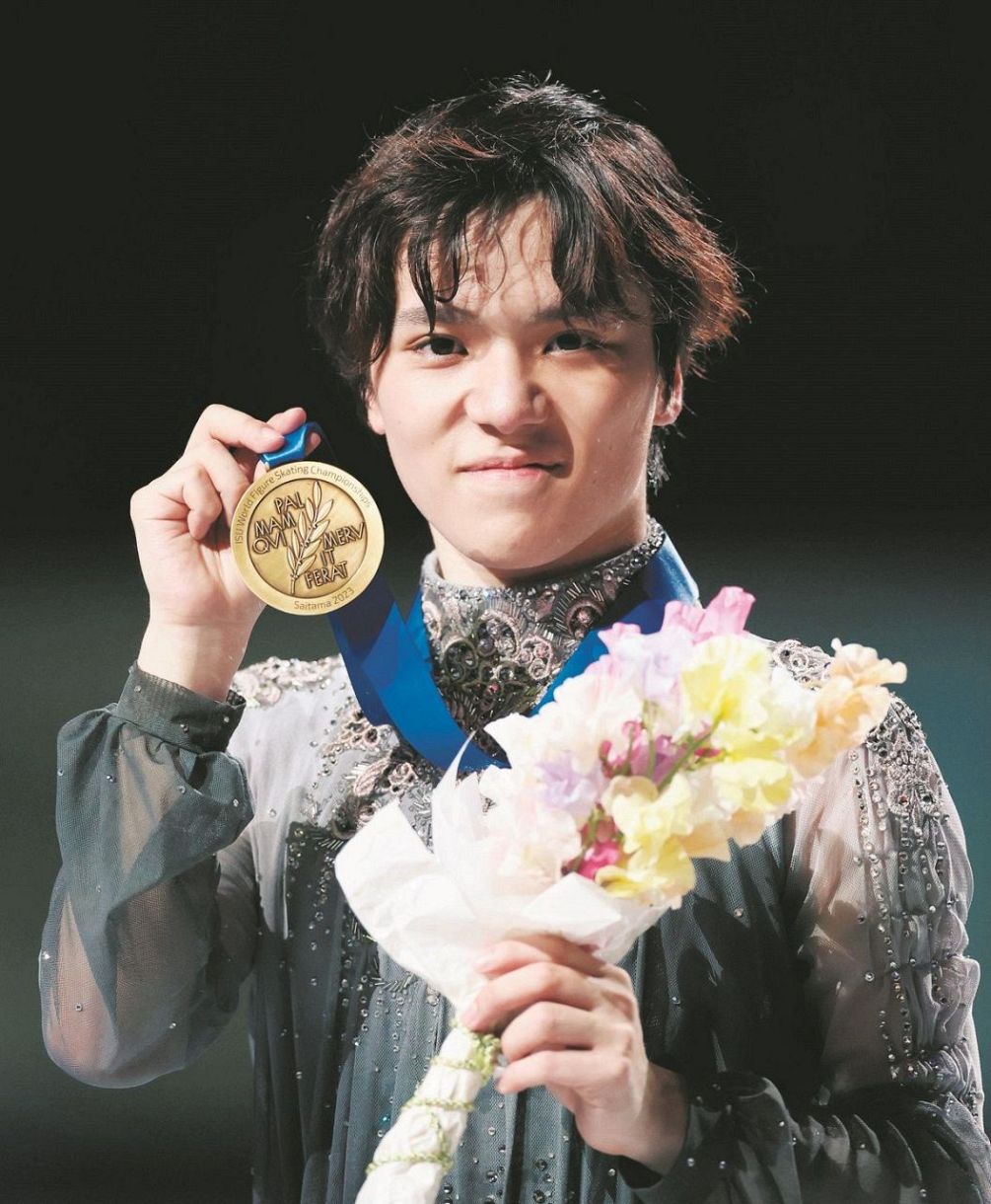 世界選手権で2連覇し、メダルを手に笑顔の宇野昌磨＝2023年3月25日、さいたまスーパーアリーナで