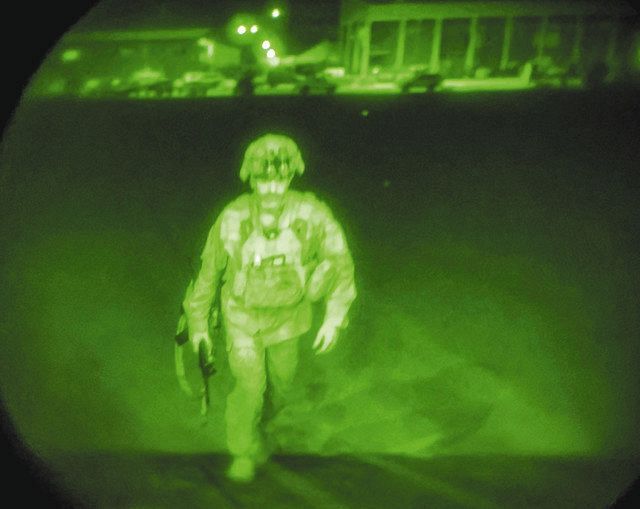 ３０日、アフガニスタン・カブールを離れる輸送機に乗り込む最後の米軍人（米中央軍提供、ＡＰ）