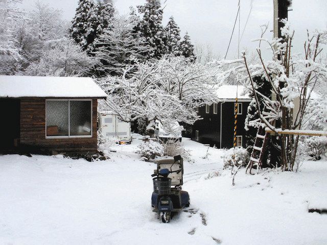 ２０１１年３月１６日朝、村内は一面の雪景色に。この雪こそが放射能汚染をもたらした＝飯舘村で（伊藤延由さん提供） 