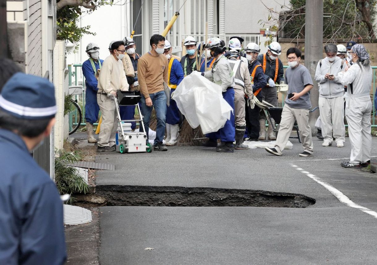 住宅街の市道で道路が陥没した現場＝２０２０年１０月、東京都調布市で