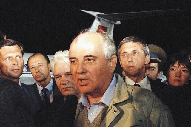 １９９１年８月２２日、軟禁されていたゴルバチョフソ連大統領（当時）はクーデターの失敗後、クリミアからモスクワの空港に帰還し安堵の表情を浮かべた＝ＡＰ