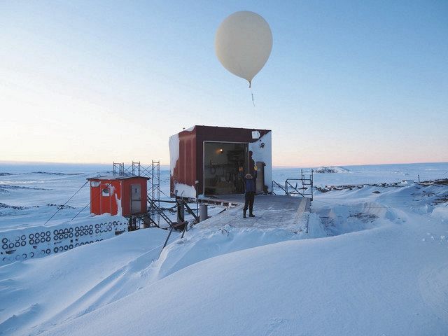 南極で大気中のオゾンを測定する日本の観測隊員＝国立極地研究所提供 
