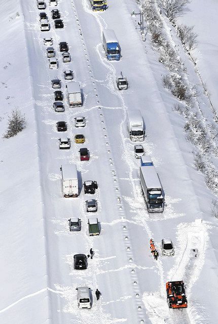 大雪の北陸道で車1000台 立ち往生 福井 丸岡ic間の上下線で 東京新聞 Tokyo Web